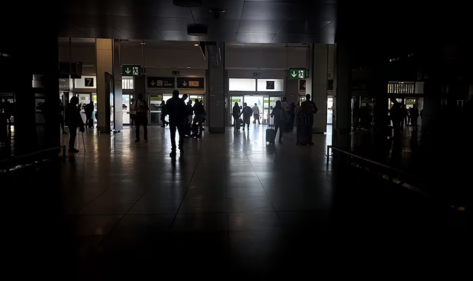 CRISIS ENERGÉTICA EN PORTUGAL Y ESPAÑA POR APAGÒN MASIVO; DESCARTAN CIBERATAQUE